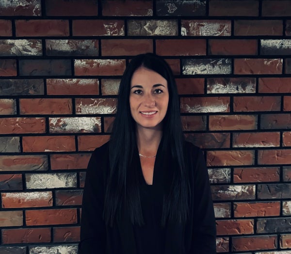 Janelle Harder, Associate